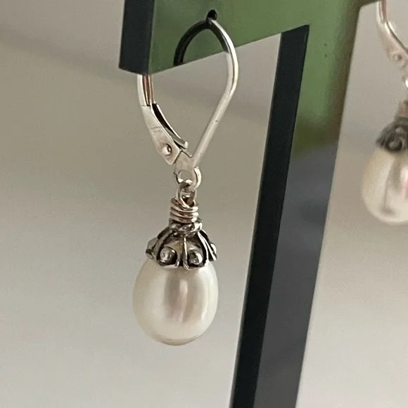 Sterling silver earrings with pearl dangles - Picture 2 of 4